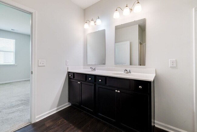 Building Photo - Stylish 4-Bed 2 Bath Ranch Home with Moder...
