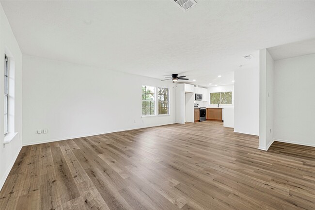 Building Photo - 15231 Silverman St