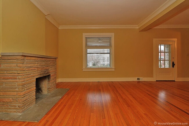 Building Photo - Three Story House Close to SEMO - June 2026- May 2027 Lease