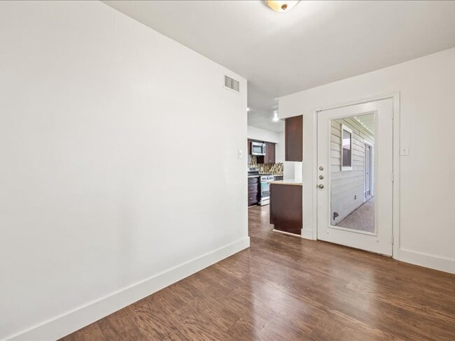 Building Photo - Spacious 3-Bedroom Home Near Medical Cente...