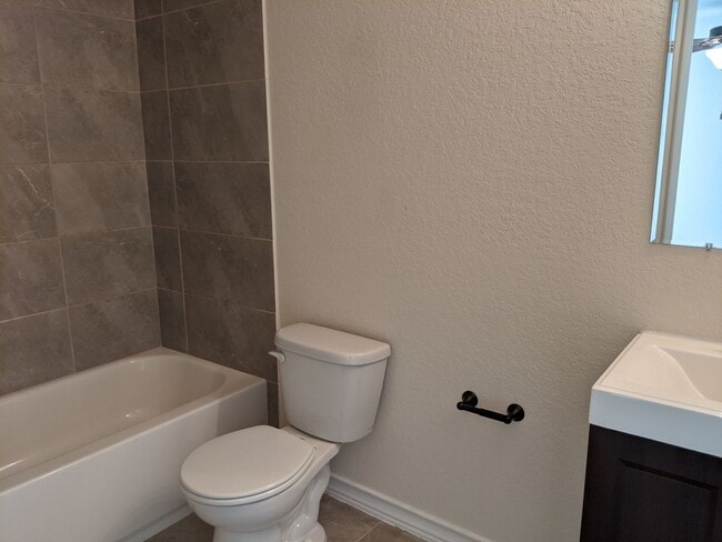 Building Photo - Town home for rent