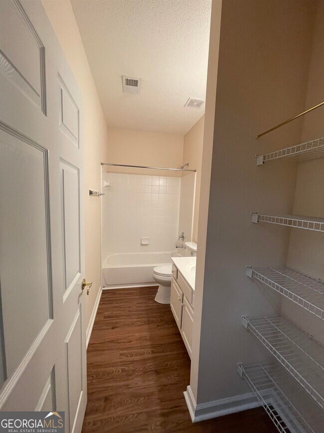 Building Photo - 124 Cottesford Dr SW