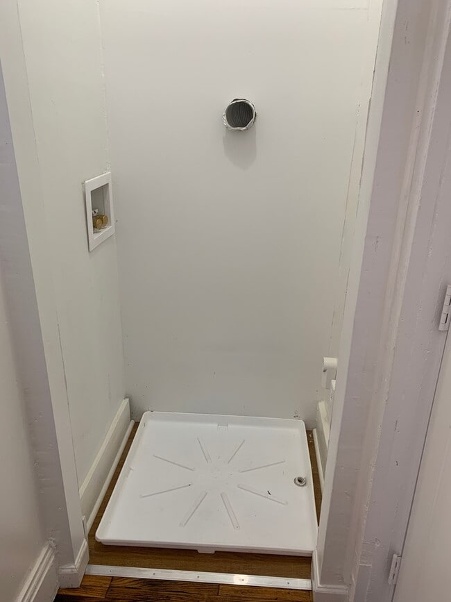 Building Photo - 3 Bedroom in Downtown York City, See Video...