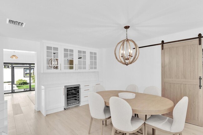 Building Photo - 3210 Palm Dr