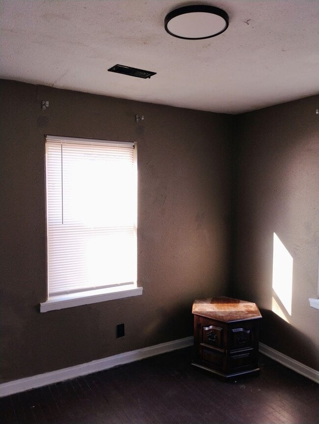 Building Photo - 2 bed 1 bath