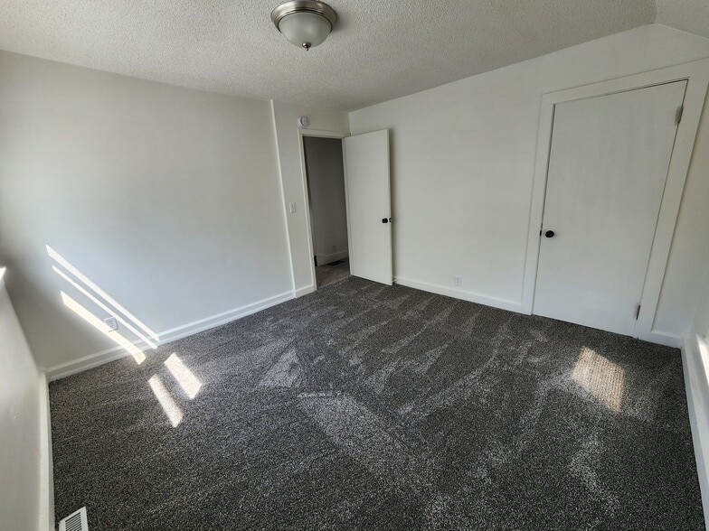 Building Photo - 1012 E 15th St