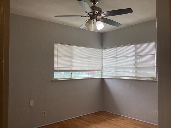 Building Photo - 1534 W Cambridge Ave