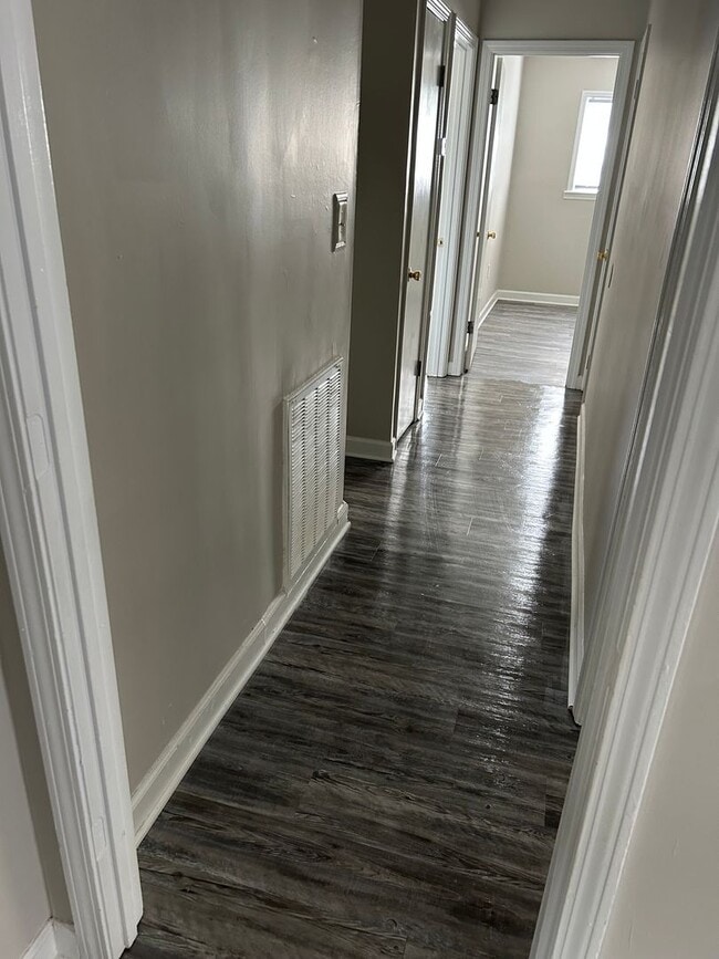 Building Photo - 3 Bedroom One Bath House For Rent