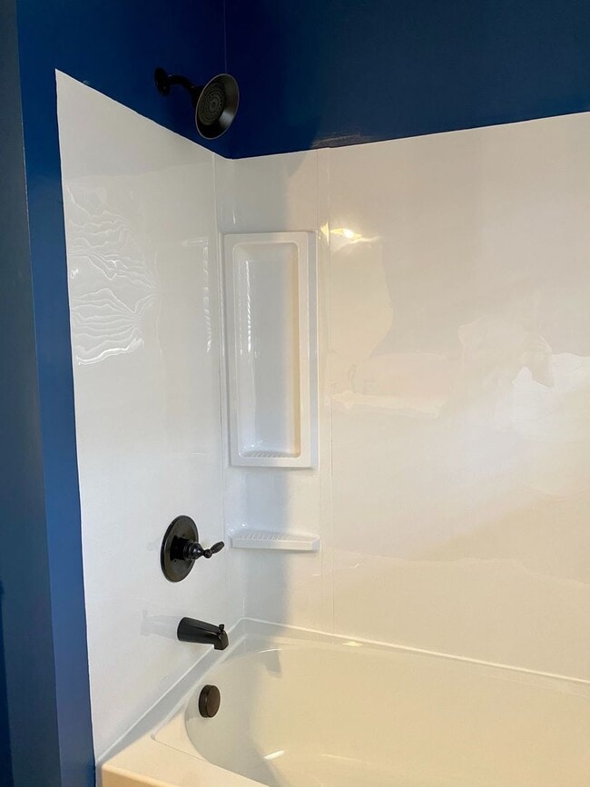 Building Photo - Location Location Location!!! 4bdr/2ba Split Level near Clarksville County Club!!