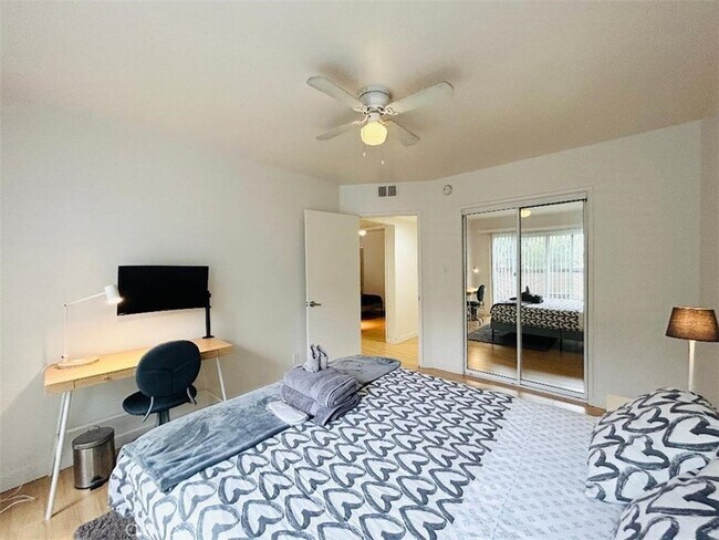 Building Photo - 11921 Goshen Ave