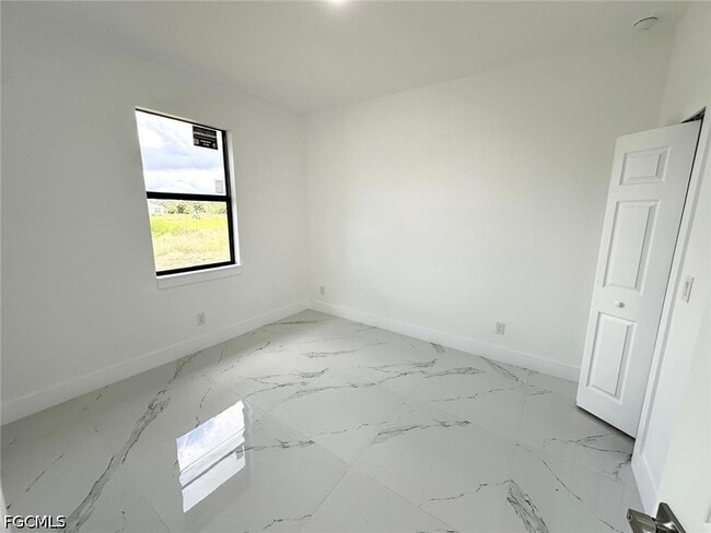 Building Photo - 612 Ames St E