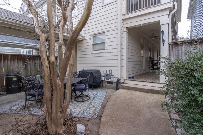 Building Photo - 525 Rienzi Dr