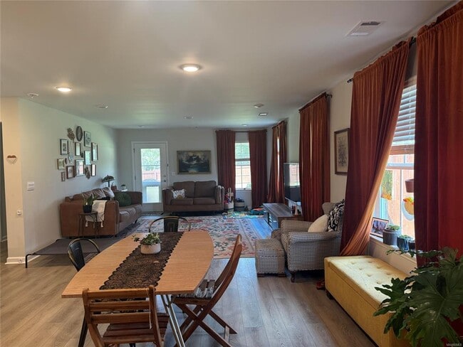 Building Photo - 424 Kohn Dr