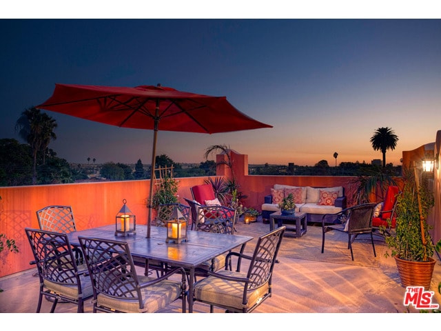 Rooftop Patio - 4307 S Centinela Ave