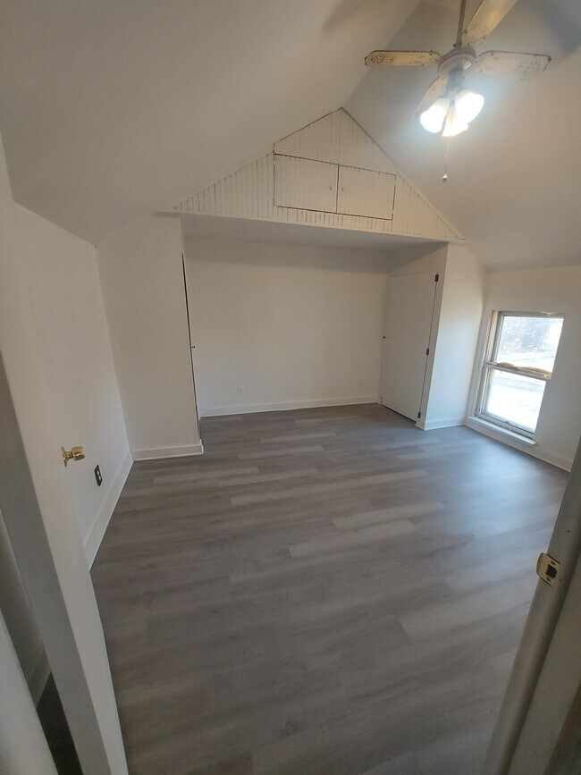 Building Photo - 123 Oak St