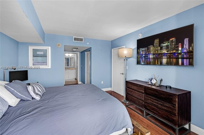 Building Photo - 1800 N Bayshore Dr