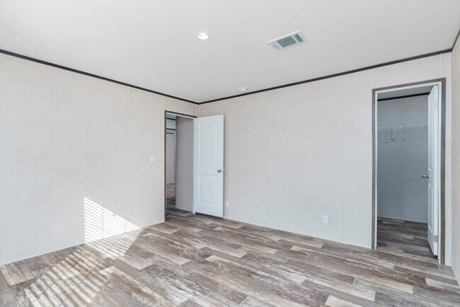 Building Photo - Huge 5 Bedroom 3 Bathroom Hastings Home Located w/ 1 Acre