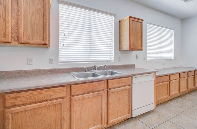 Building Photo - 4836 S Summit Ct