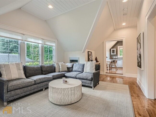 Building Photo - 3312 W Shadowlawn Ave NE