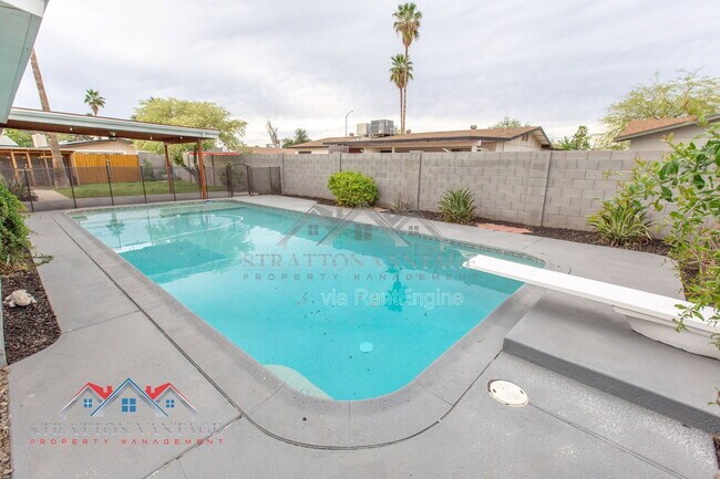 Building Photo - 2224 W Emelita Ave