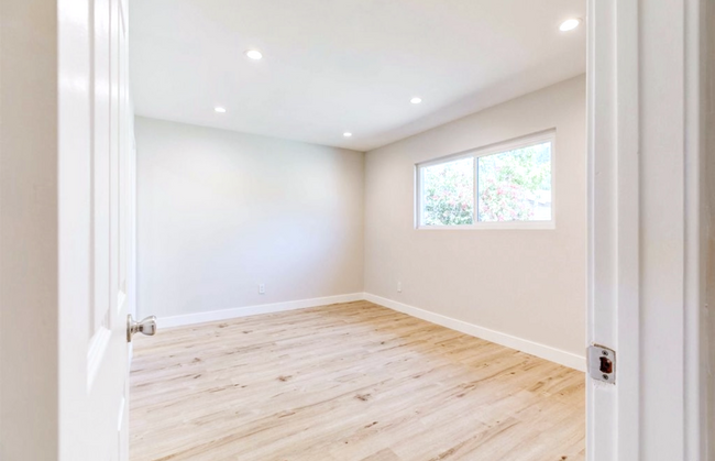 Building Photo - Spacious & Newly Renovated 4-Bed/2-Bath Ho...