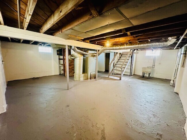 Building Photo - 2 Bedroom 1 Bath House For Lease Section 8 Only