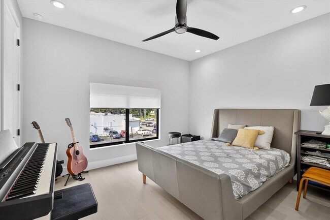 Building Photo - 423 W Amelia Ave