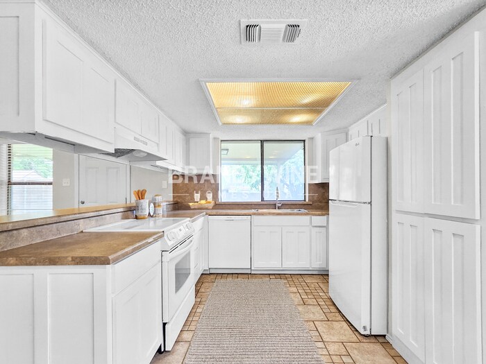 Building Photo - 6636 Valley View Dr