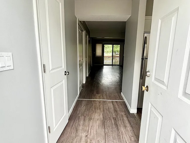 Building Photo - this beautiful 2 bedroom/1.5 bathroom townhouse apartment