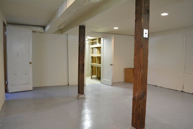 Building Photo - 5731 N Montana Ave