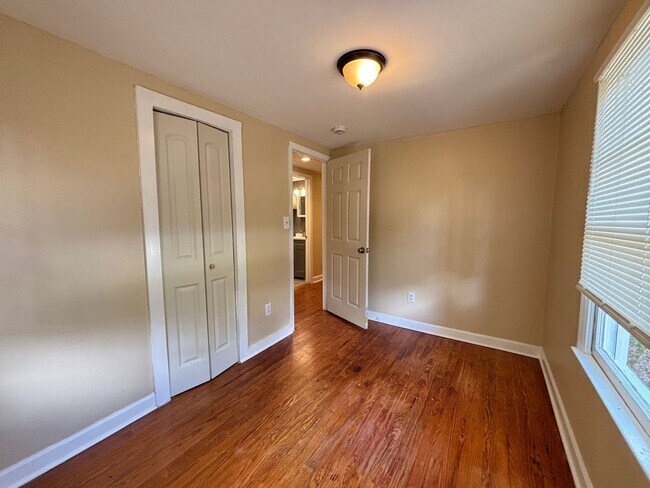 Building Photo - Available now! Freshly updated 3bed 1 bath Downtown Summerville!