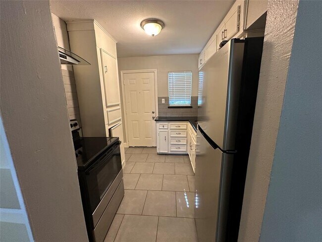 Building Photo - 9329 Chesterfield Dr
