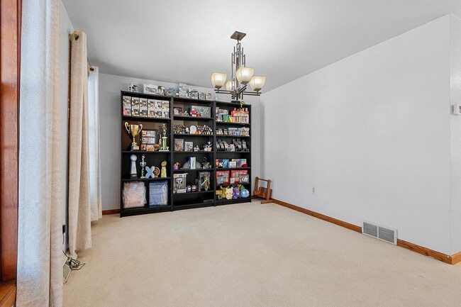 Building Photo - 5 BEDROOM 4.5 BATH PRIVATE BACKYARD