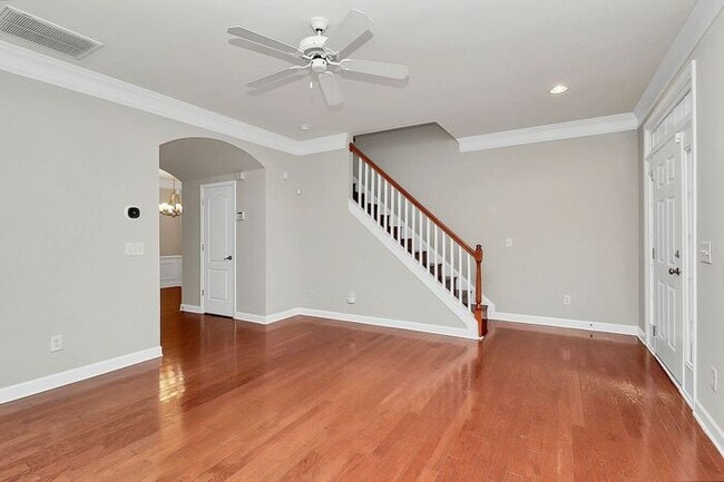 Building Photo - Beautiful End Unit 3BD/2.5BA Townhome in t...
