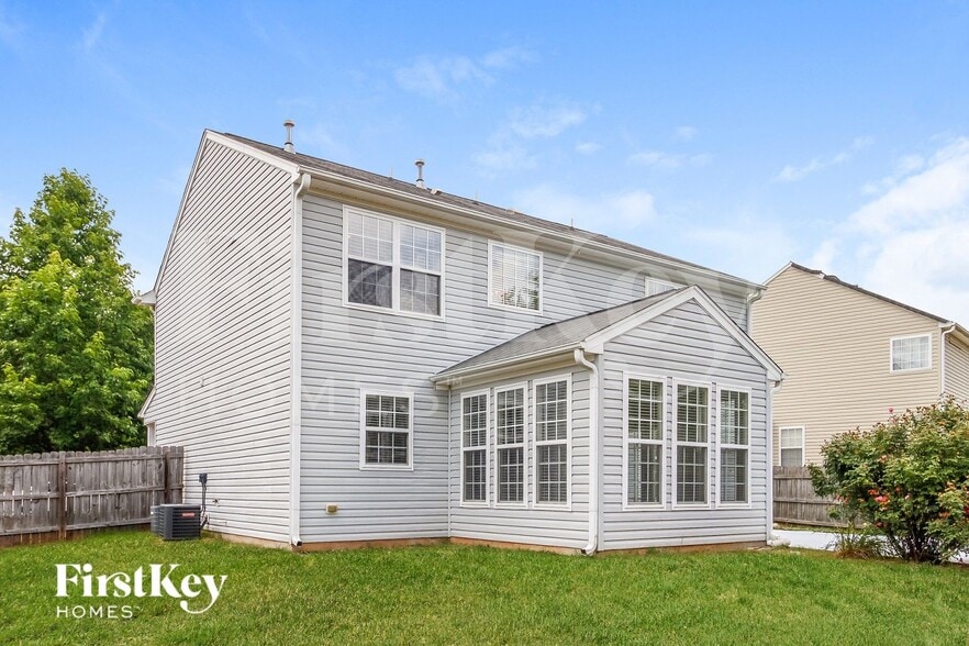 Building Photo - 6161 Glen Way Dr