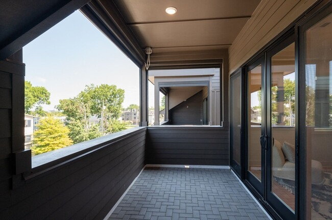 Building Photo - Stunning Salemtown Townhome!