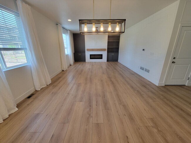 Building Photo - Stunning and spacious 4.5 bedroom, 3 bathroom home located in Morgan Hill