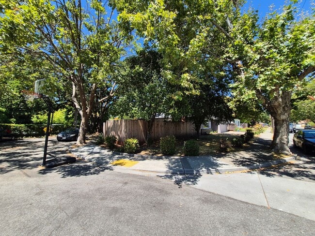 Building Photo - 3 Bedroom Home Near Montgomery Village