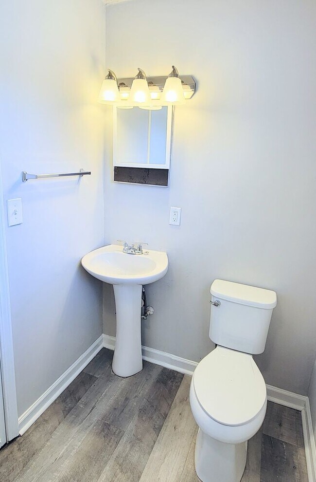 Building Photo - Charming 4BR Home with Modern Upgrades & Spacious Yard