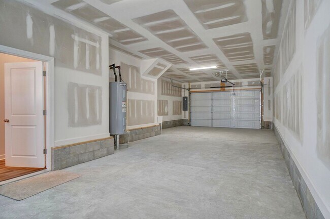 Building Photo - 3-Bedroom Townhome w/Attached Garage! Avai...