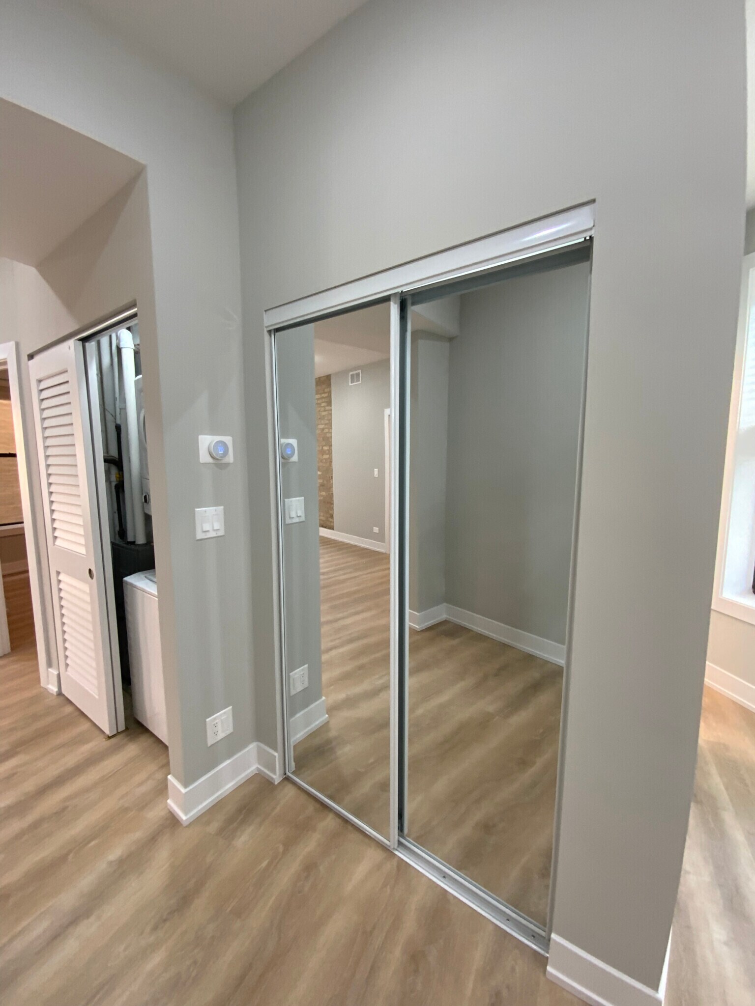 Building Photo - 441 W Belden Ave