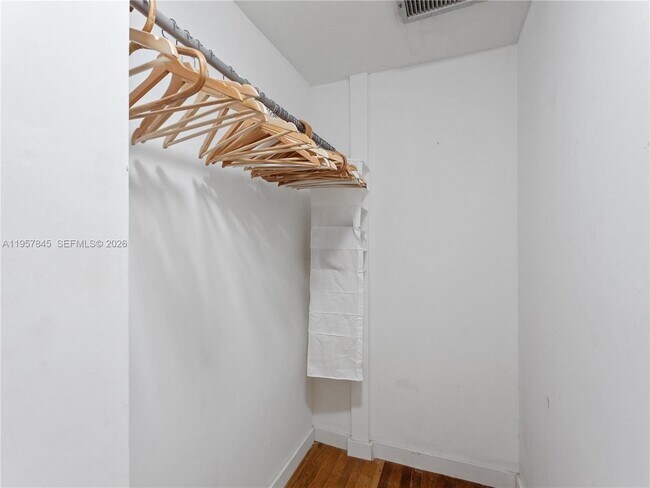 Building Photo - 727 14th Pl