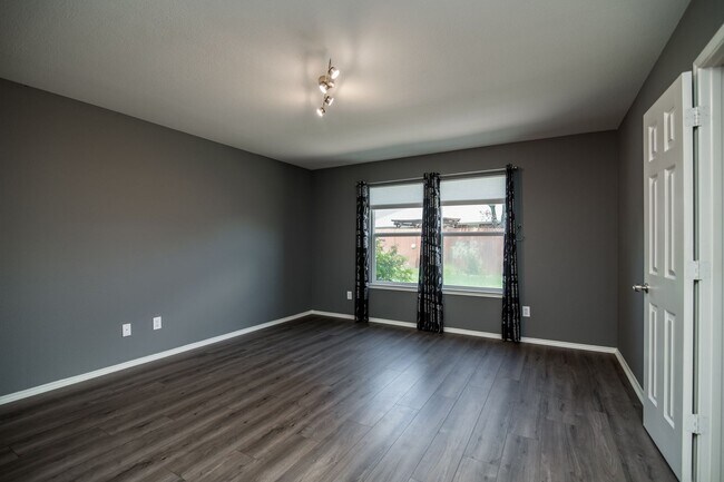 Building Photo - *Ready for Quick Move-in*