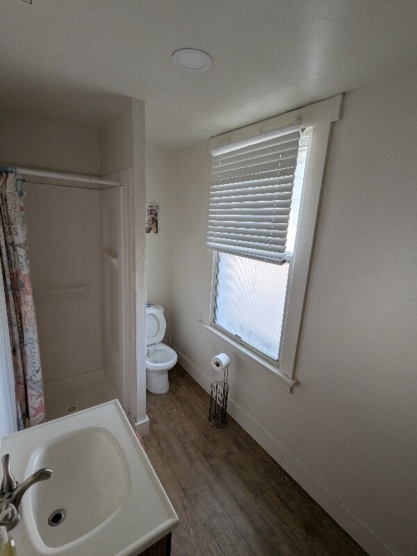 Building Photo - 106 E 1st S