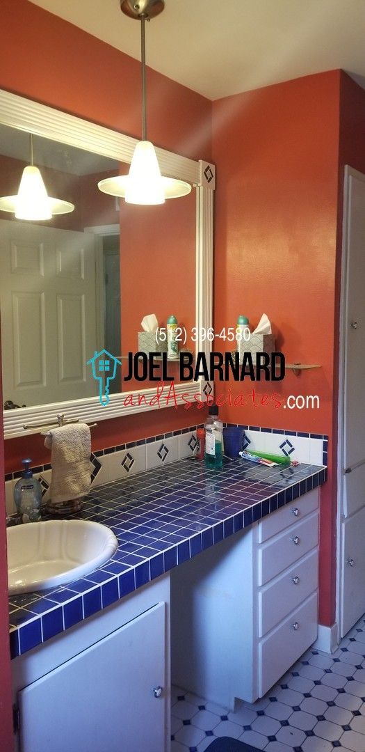 Building Photo - **Available May 10** Large Split Level Hom...