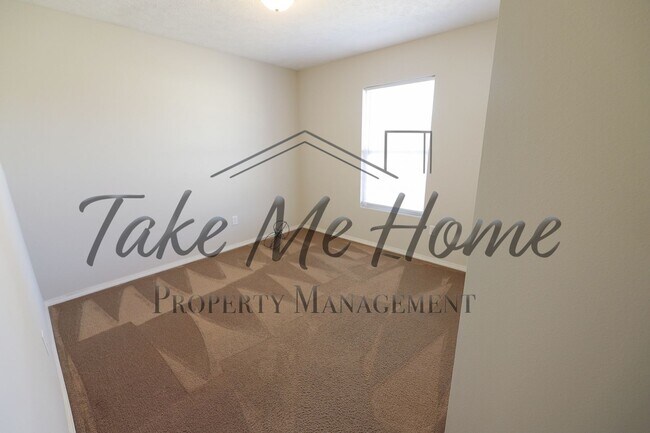 Building Photo - Charming 3 Bedroom