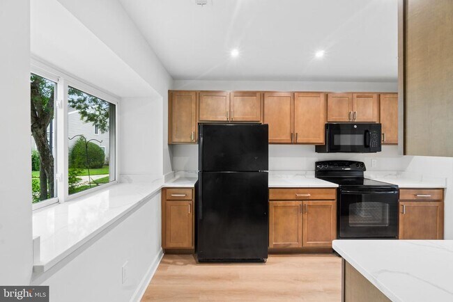 Building Photo - 290 Hilltop Ln