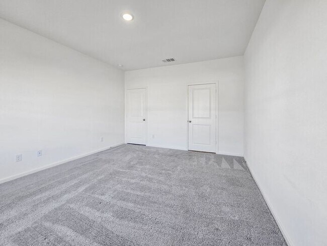 Building Photo - 3BR House • 2-Car Garage • In-Unit Washer/Dryer in Crowley