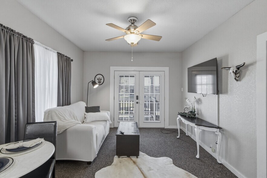 Building Photo - 701 Pine St