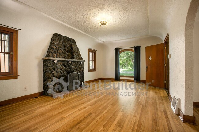 Building Photo - 1404 Marquette Pl NE